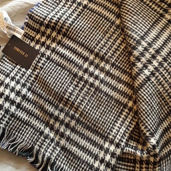 BNWT double  sided plaid scarf - Picture 3 of 4